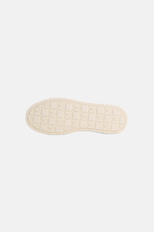 Baskets blanches de MEXX, semelle extérieure crème avec motif M répété et texture, vue de dessous.