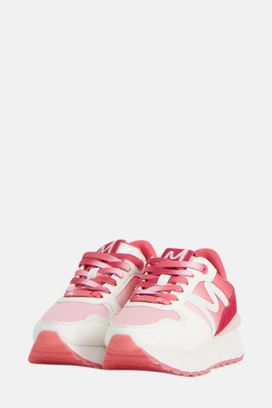 Roze MEXX sneakers, achterkant met kenmerkend logo op de witte hielkap.