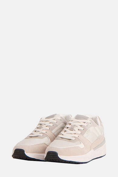 Baskets écru by MEXX, avec des empiècements en daim et tissu mesh, lacets blancs et semelle bicolore.