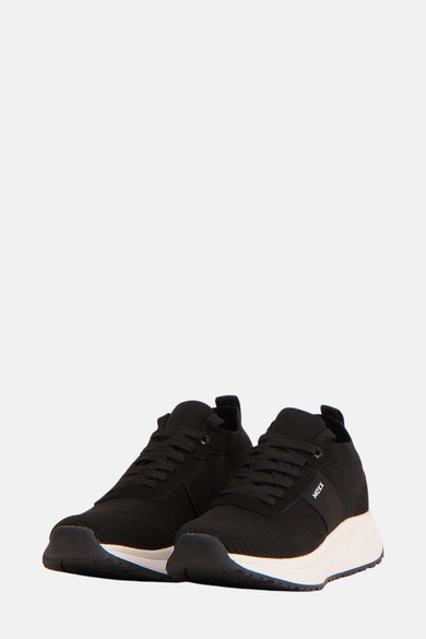 Zwarte sneakers van MEXX, met veters en een witte sleehak.