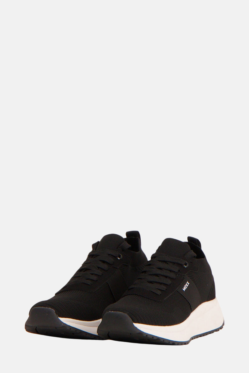 Zwarte sneakers van MEXX, met veters en een witte sleehak.
