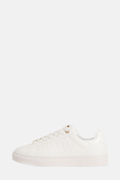 Witte MEXX sneakers met subtiel logo-patroon en gouden details, zijaanzicht.