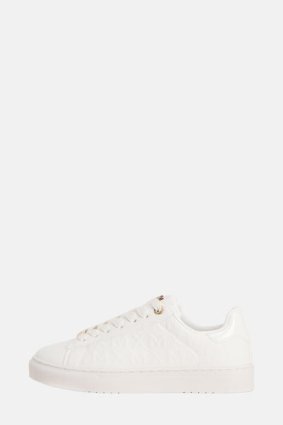 Witte MEXX sneakers met subtiel logo-patroon en gouden details, zijaanzicht.