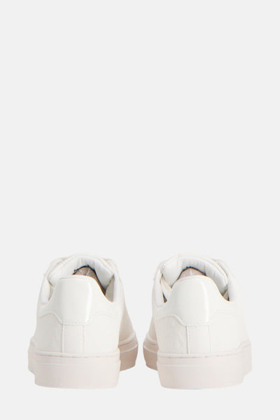 Witte MEXX sneakers, achteraanzicht met getextureerde details en crèmekleurige zool.