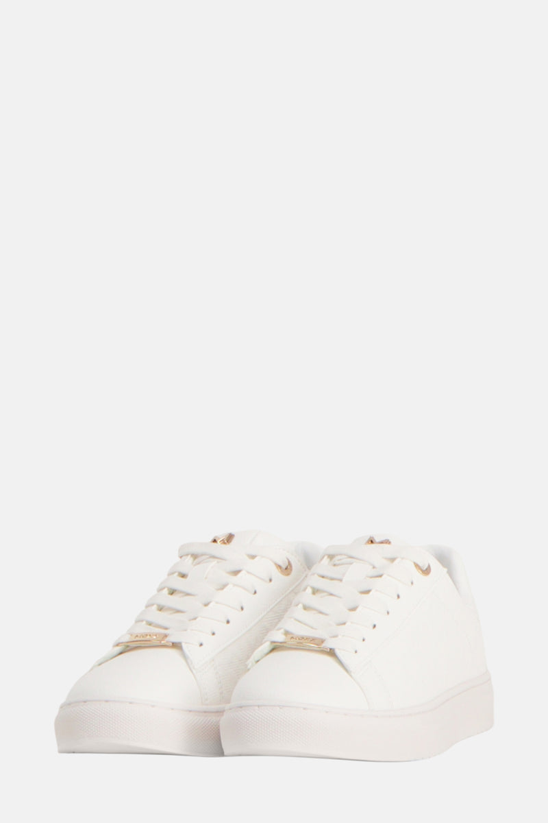 Witte MEXX sneakers, met witte veters en een gouden detail.