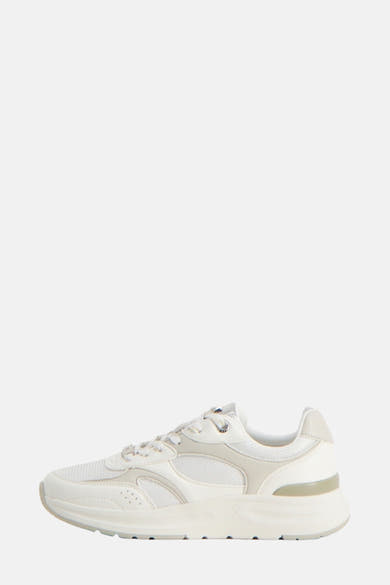 Witte MEXX sneakers, met inzetstukken van mesh en beige details.