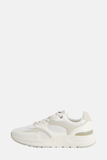 Witte MEXX sneakers, met inzetstukken van mesh en beige details.