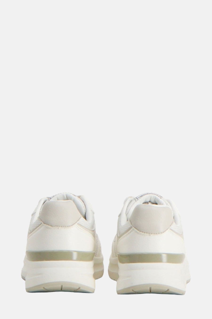 Witte MEXX sneakers, achterkant, met leren hiel en dikke zool.