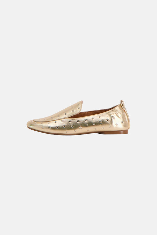 Chaussures plates dorées de MEXX, perforées de petits trous ronds, avec un talon légèrement élastiqué, vues de profil.