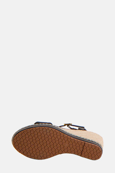 Zwarte pumps van MEXX, bruine textuurzool, gespsluiting en sleehak.