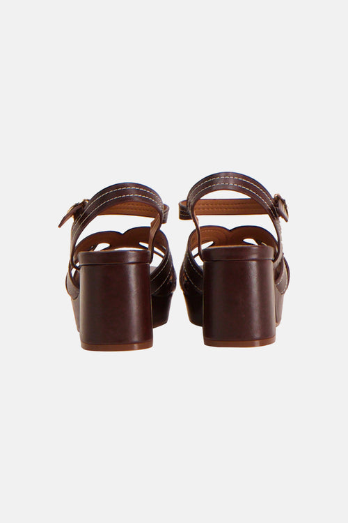 Escarpins bruns de MEXX, vus de dos avec talon bloc et brides à détail ajouré.
