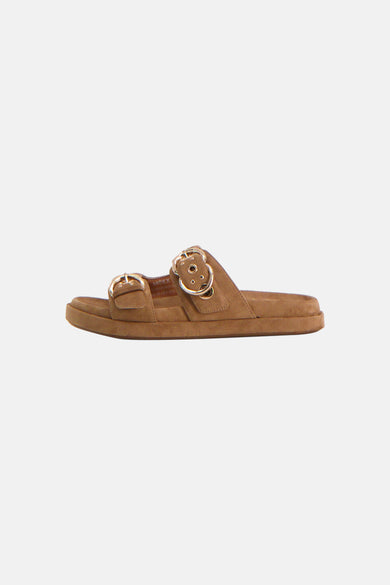 Bruine suède slippers van MEXX met twee brede gouden gespen.