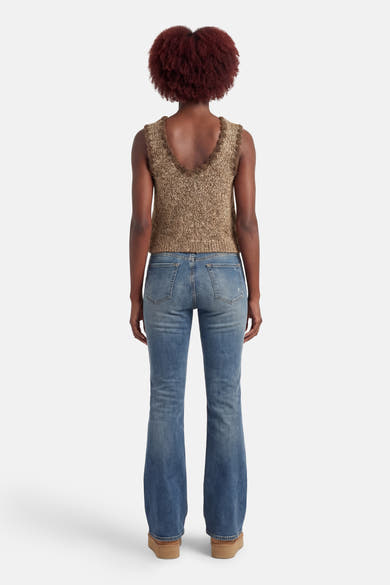 Bruin ADORE mesh tanktop, gedragen met een blauwe spijkerbroek en plateauzolen, achterzicht.
