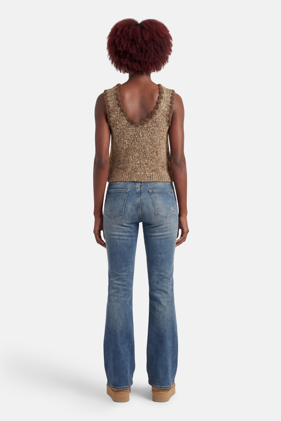 Bruin ADORE mesh tanktop, gedragen met een blauwe spijkerbroek en plateauzolen, achterzicht.