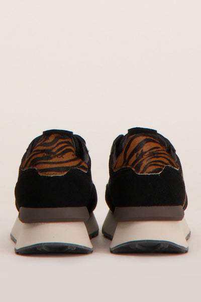 Baskets noires de MEXX avec motif zébré sur le contrefort et semelle contrastante.