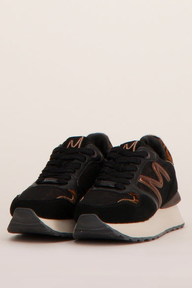 Baskets noires de MEXX avec motif animalier sur le talon, et logo sur la languette.