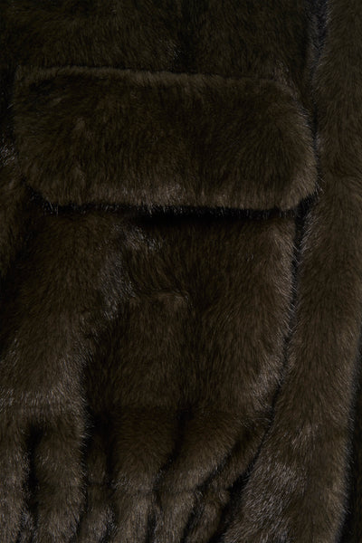 Veste courte kaki par ADORE, en fausse fourrure avec une poche plaquée texturée.
