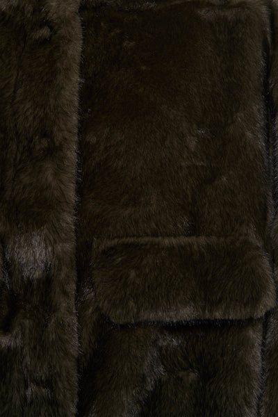 Veste courte kaki de ADORE, texture fausse fourrure avec poche plaquée.
