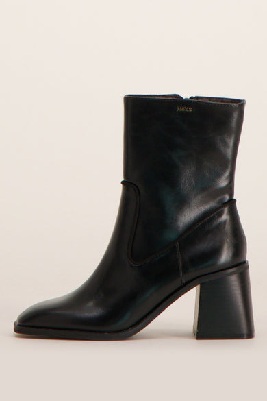 Bottines noires en cuir de chez MEXX, avec un talon bloc et une coupe mi-mollet élégante.