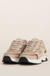 Bruine MEXX-sneakers, zwarte textuurzool met visgraatpatroon en groeven voor grip.