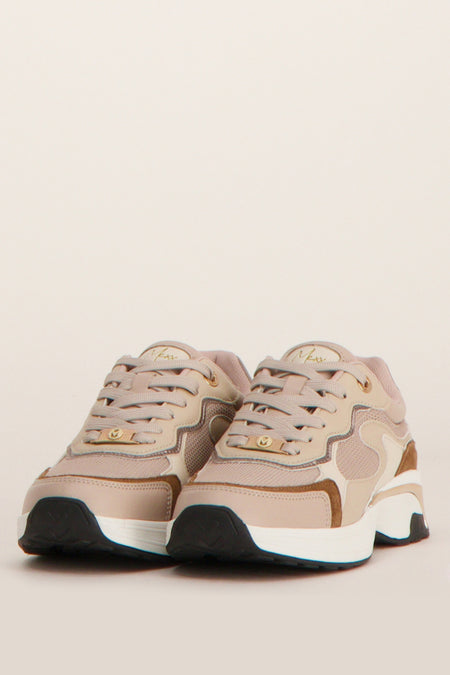 Bruine MEXX-sneakers, zwarte textuurzool met visgraatpatroon en groeven voor grip.