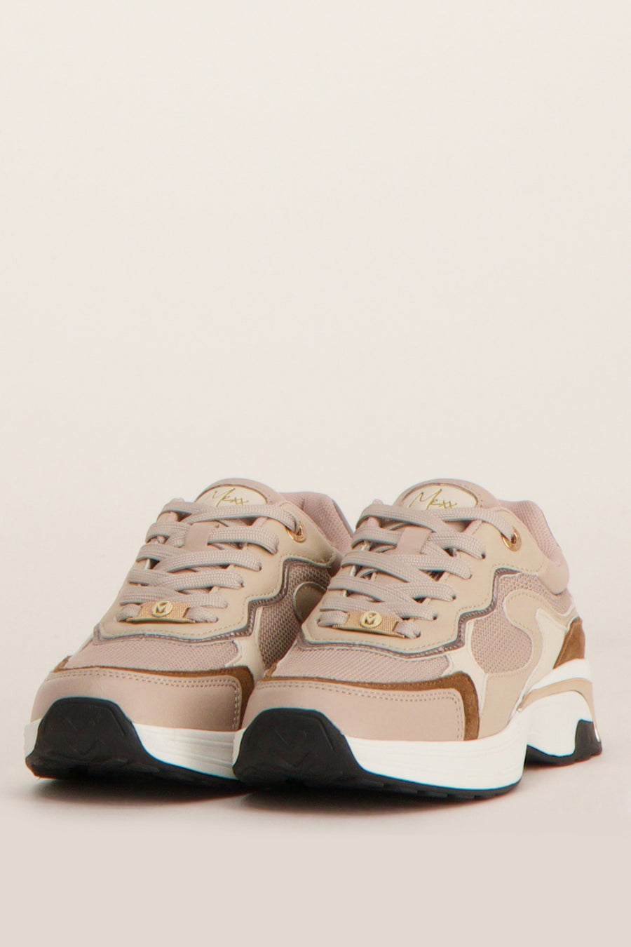 Bruine MEXX-sneakers, zwarte textuurzool met visgraatpatroon en groeven voor grip.