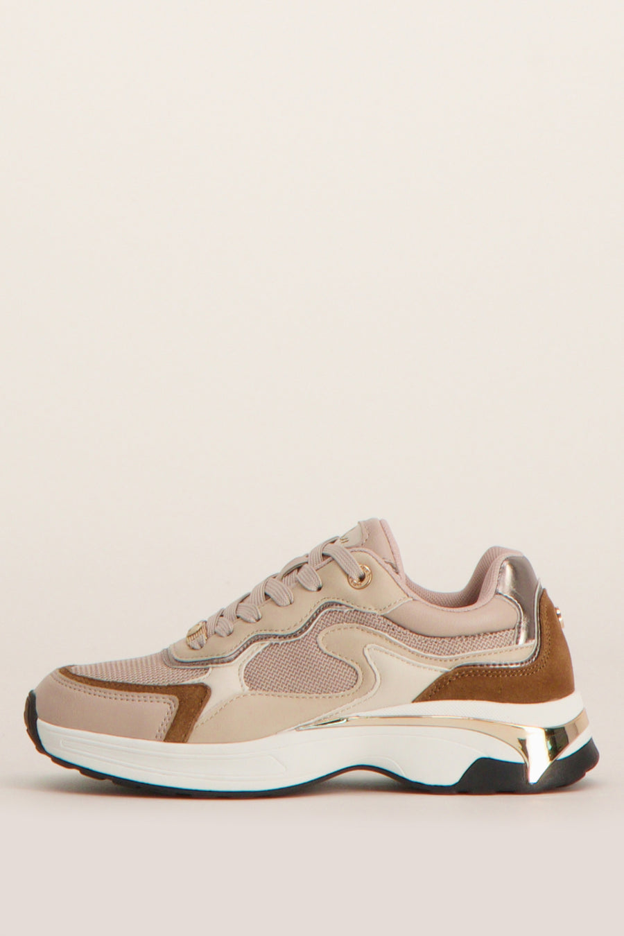 Bruine MEXX-sneakers met beige inzetstukken, gouden details en een witte, gevormde zool, zijaanzicht.