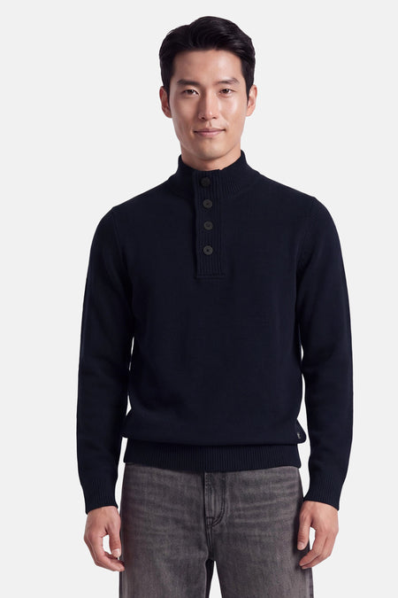 Pull col montant bleu marine à boutons par BARBOUR CLASSIC, tricoté, vue de face sur modèle en jeans gris