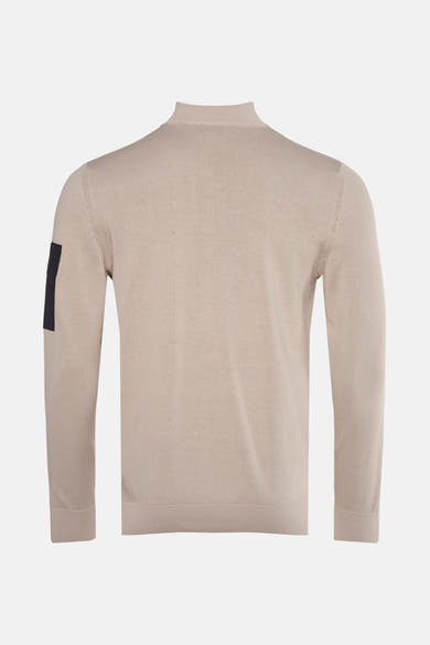 Beige coltrui van Barbour, met zwarte patch op de mouw, achterzicht.
