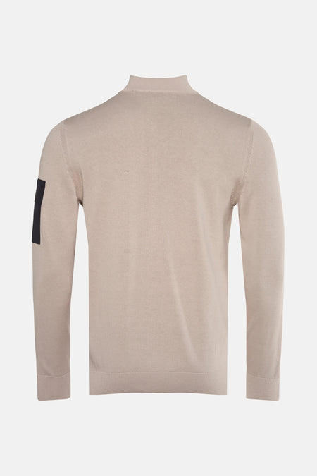 Beige coltrui van Barbour, met zwarte patch op de mouw, achterzicht.