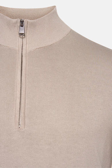 Pull à col roulé beige par BARBOUR, avec fermeture éclair partielle sur le devant.