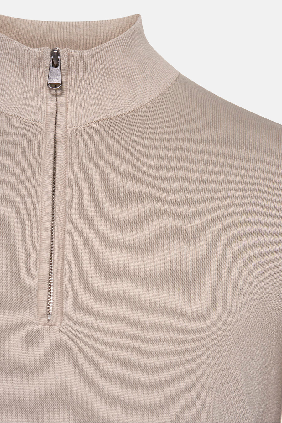 Pull à col roulé beige par BARBOUR, avec fermeture éclair partielle sur le devant.