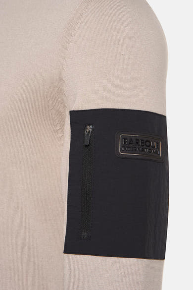 Beige coltrui van Barbour International, met zwart ritsdetail op de mouw.