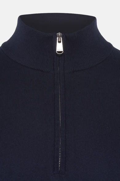 Pull à col roulé bleu de Barbour International avec une fermeture éclair argentée sur le devant.