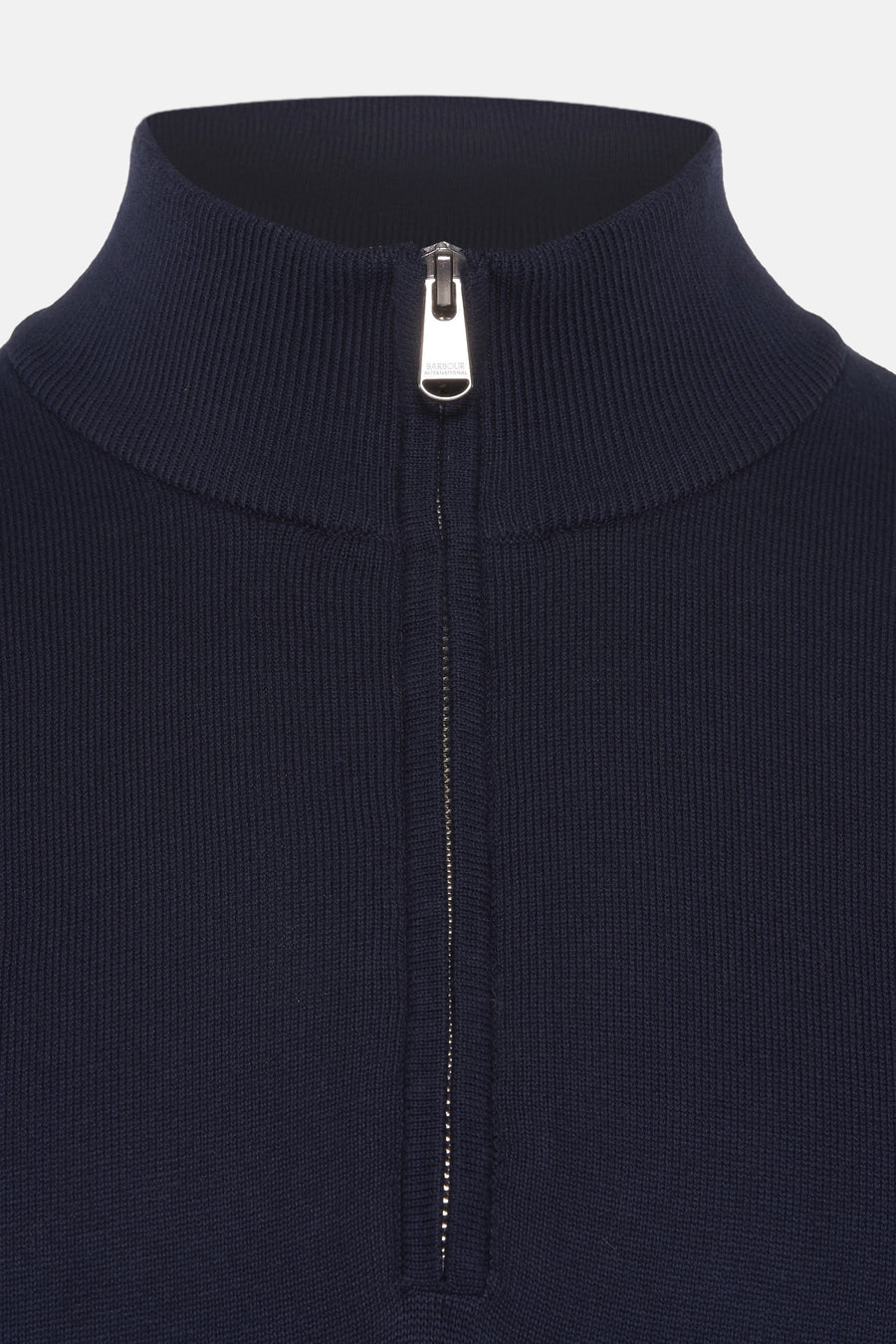 Pull à col roulé bleu de Barbour International avec une fermeture éclair argentée sur le devant.
