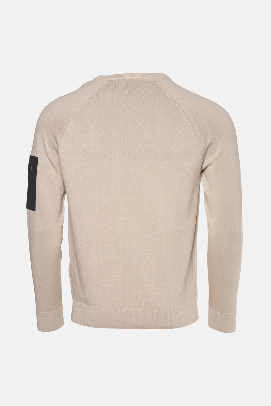 Beige ronde hals trui van Barbour, met een zwart label op de linkermouw, van achteren gezien.
