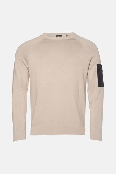 Barbour ronde hals trui beige met zwarte ritszak op de mouw.