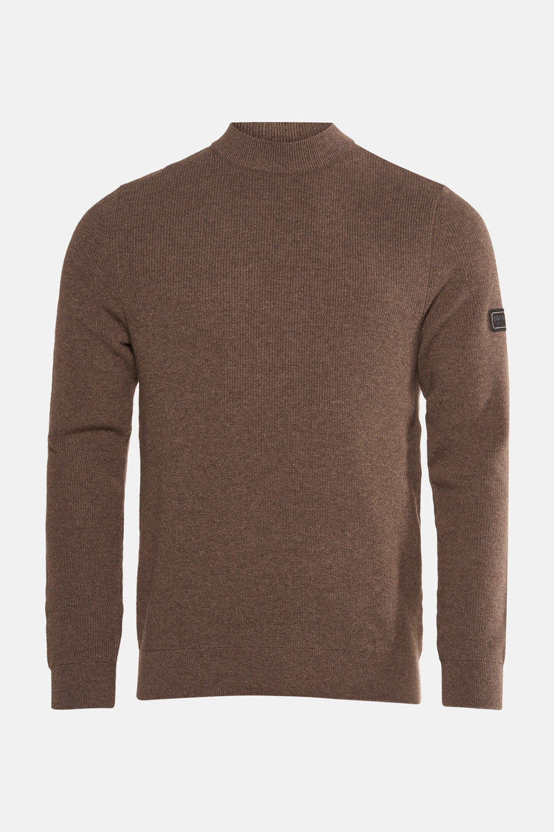 Pull col rond brun de BARBOUR, en maille côtelée, avec un écusson logo sur la manche.