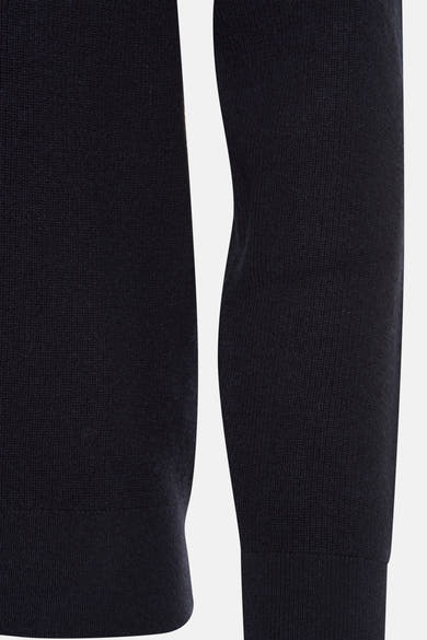 Pull à col roulé bleu de BARBOUR, en maille côtelée fine avec une texture douce.