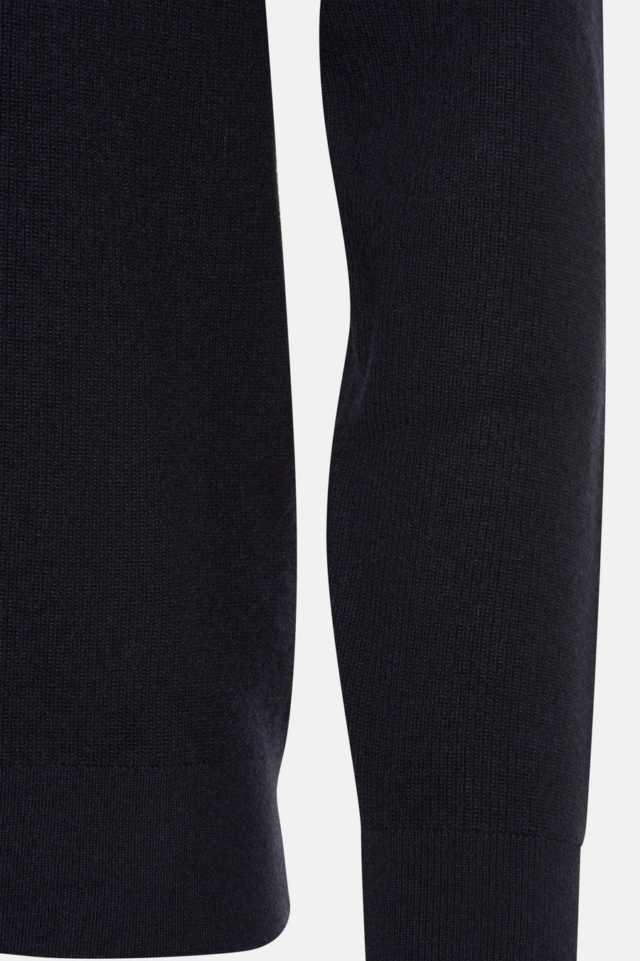 Pull à col roulé bleu de BARBOUR, en maille côtelée fine avec une texture douce.