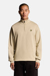 Beige sweater met opstaande kraag van LYLE & SCOTT, met een halve rits en het logo op de borst.
