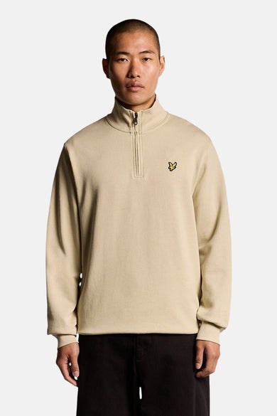 Sweat beige à col montant de LYLE & SCOTT, avec un demi-zip et le logo sur la poitrine.
