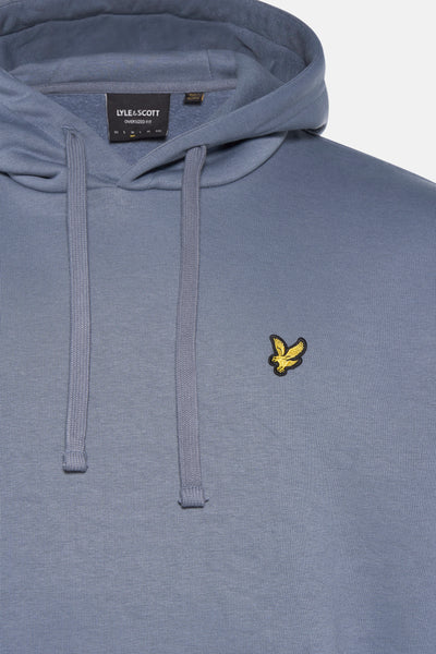 Blauwe hoodie van LYLE & SCOTT, met trekkoord en geborduurd gouden adelaarslogo.