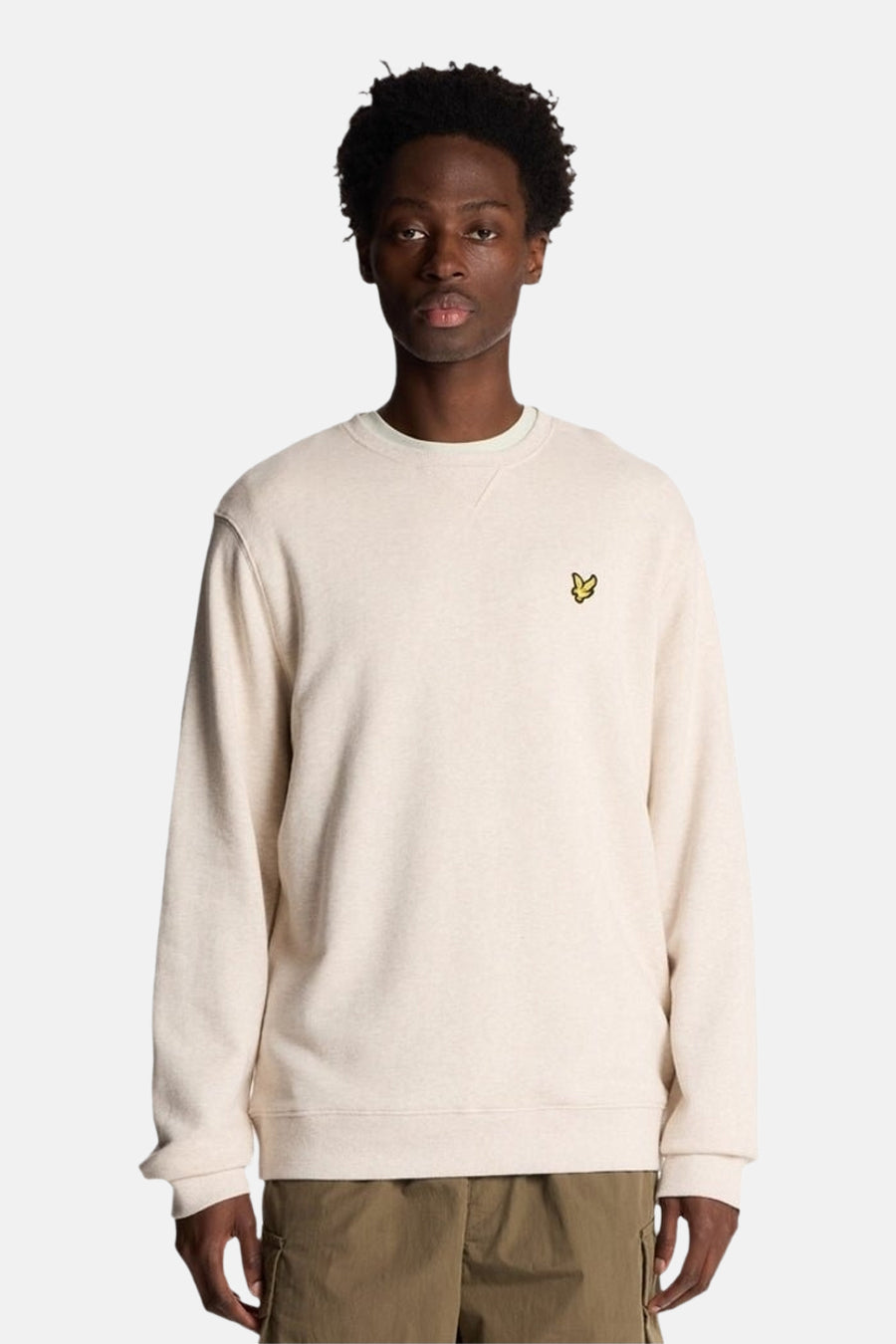 Sweat beige en molleton de LYLE & SCOTT, avec le logo jaune brodé sur la poitrine.