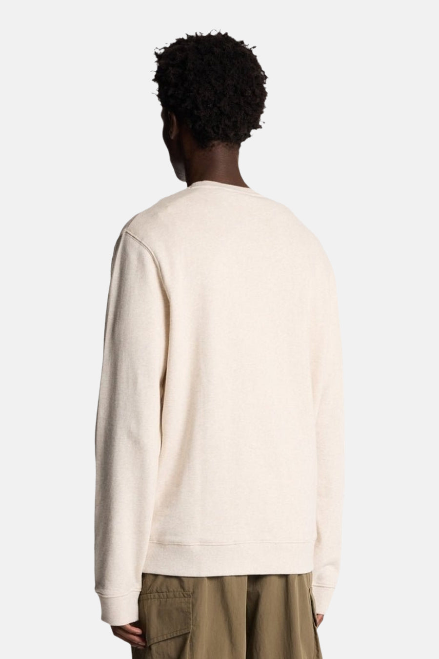 Sweat-shirt beige de LYLE & SCOTT, vu de dos, avec un col rond et des finitions côtelées.