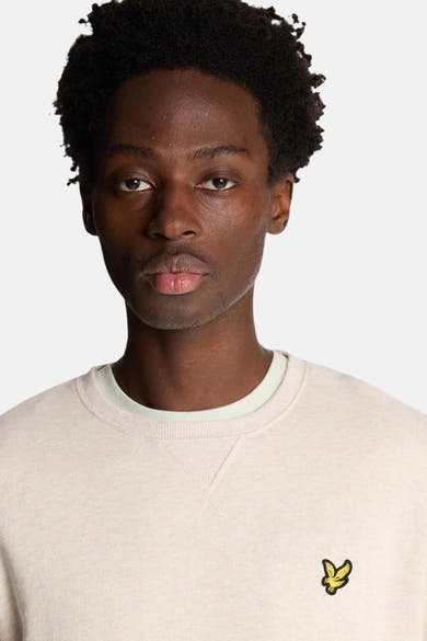 Sweat beige de LYLE & SCOTT, avec logo brodé jaune sur le devant.
