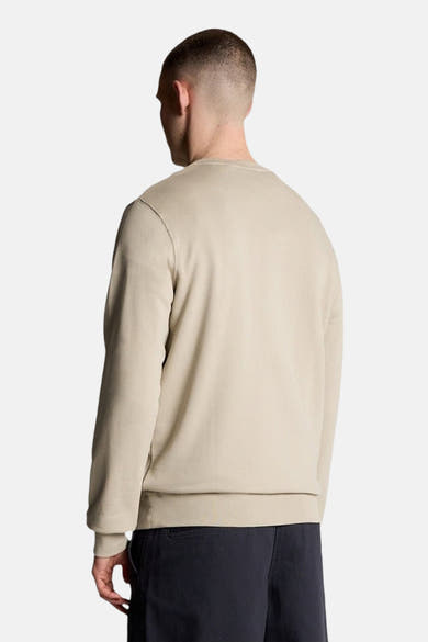Sweat-shirt gris de LYLE & SCOTT, vu de dos, porté avec un short sombre.