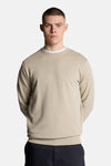 Sweat-shirt gris chiné de LYLE & SCOTT, porté sur un t-shirt blanc, avec un pantalon noir.