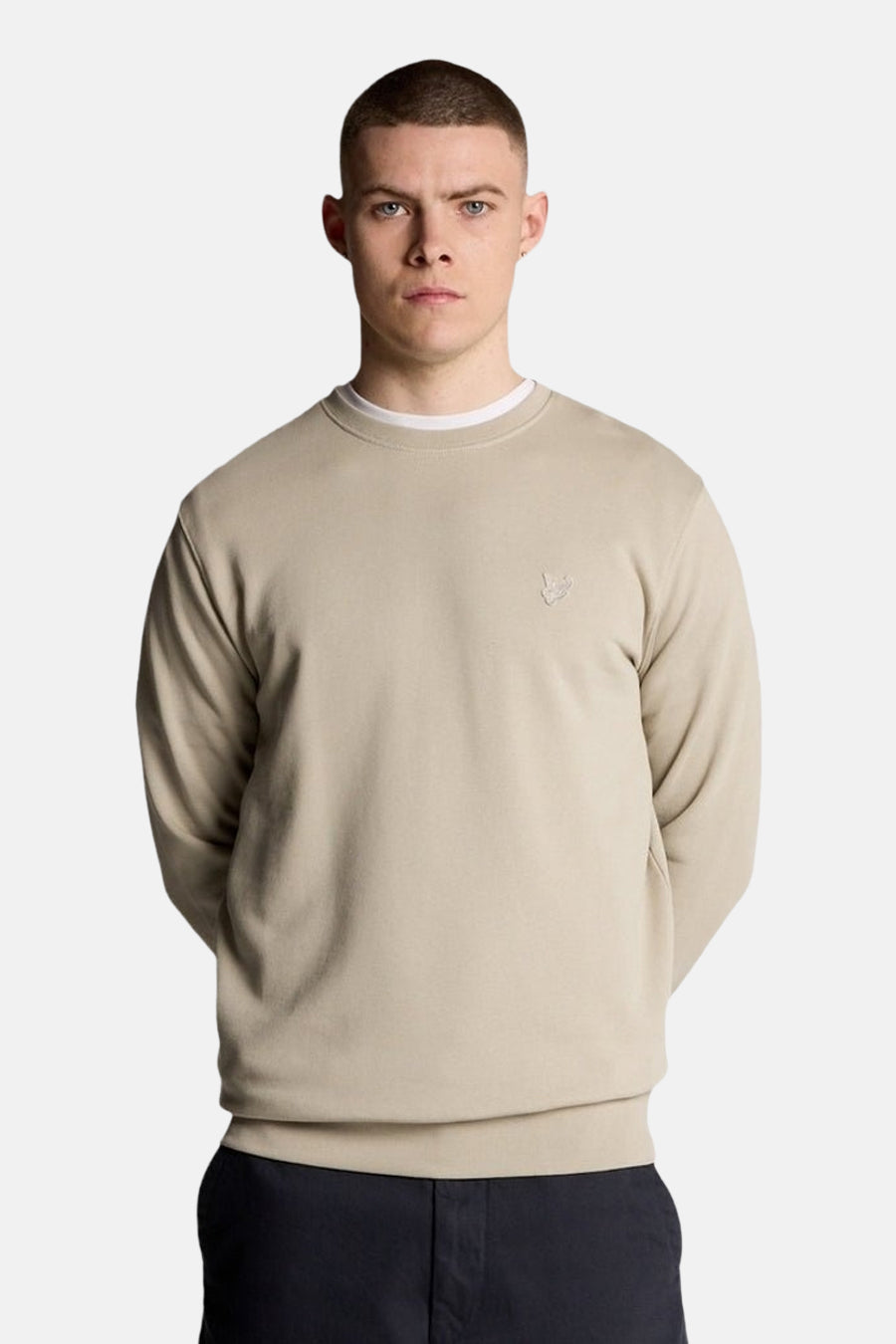 Sweat-shirt gris chiné de LYLE & SCOTT, porté sur un t-shirt blanc, avec un pantalon noir.