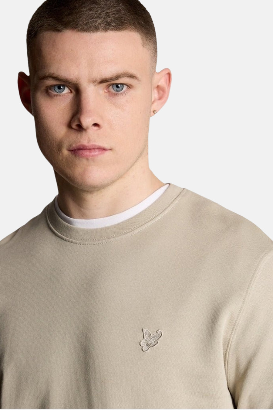 Sweat-shirt gris à col rond de LYLE & SCOTT, avec un petit logo brodé sur la poitrine.